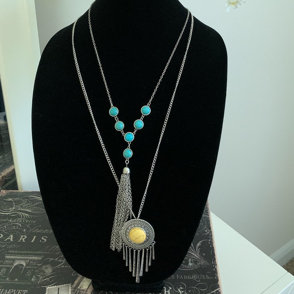 Paparazzi Women's Set 2 Necklaces.